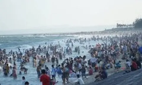 Nắng đẹp, biển Phan Thiết - Mũi Né tấp nập du khách dịp lễ 30-4