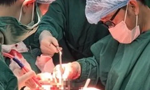 Nghẹt thở cứu ca đứt lìa động mạch cổ, ngưng tim: Ép tim 20 phút, vừa mổ vừa hồi sức