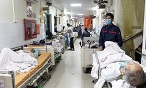 Bệnh viện đã quá tải, lại gặp khó vì bảo hiểm y tế 'treo' tiền giường