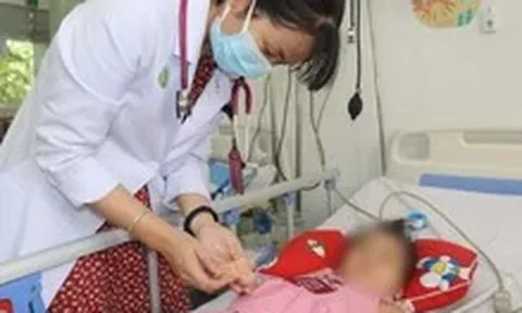 Dán miếng chống say tàu xe, bé 7 tuổi mất kiểm soát hành vi, nói nhảm