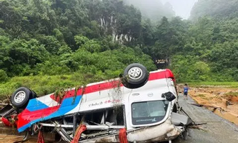 Lũ dữ cuồn cuộn trong đêm, xe khách 29 chỗ bị 'vò nát' giữa dòng nước xiết