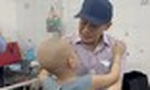 CLIP: Khoảnh khắc ấm áp của tỉ phú Johnathan Hạnh Nguyễn và các bệnh nhi