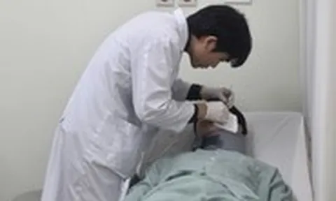 Tiêm filler tạo hình tai, ba năm sau cô gái 24 tuổi bị viêm nhiễm, áp xe