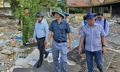 Kiểm tra, xử lý bãi rác 'lụi' ven nghĩa trang Bình Hưng Hòa sau phản ánh của báo Tuổi Trẻ