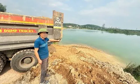 Khởi tố giám đốc doanh nghiệp đổ gần 180 tấn bùn thải xuống hồ nước