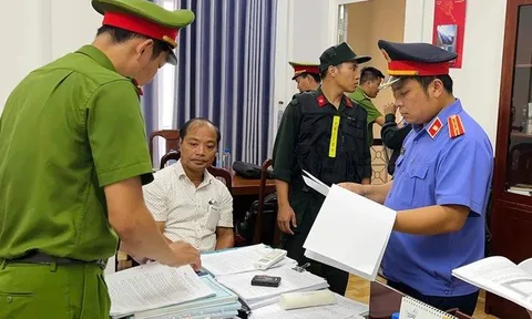 Giám đốc Ban Quản lý rừng phòng hộ Bắc Sông Hương và 7 đồng phạm bị khởi tố