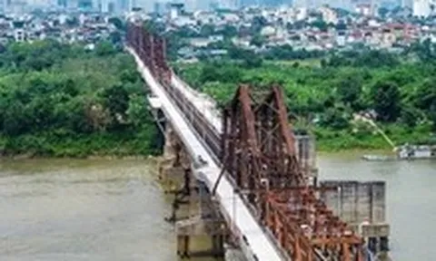 Xe đi lại bình thường trên cầu Long Biên sau 2 tháng sửa chữa