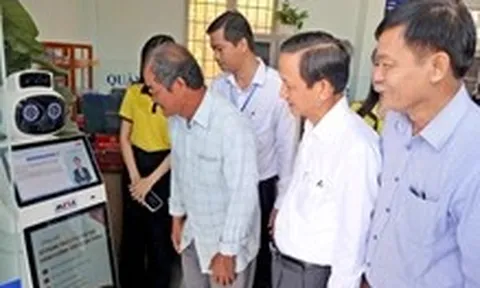 Xã đầu tiên của Tây Ninh thử nghiệm robot lễ tân, gửi lời chào và hướng dẫn người dân