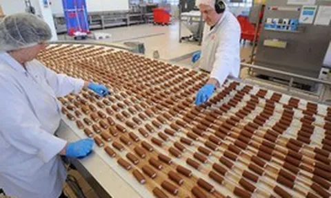 Đột nhập nhà máy sô cô la sản xuất 600 triệu chiếc bánh "quốc dân" mỗi năm: Dùng 17 tấn sô cô la lỏng/ngày, làm được 1.350 chiếc/phút, mãn nhãn trong từng công đoạn
