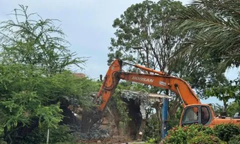 Cưỡng chế phá dỡ điểm du lịch The Peak xây dựng trái phép ở Phú Quốc