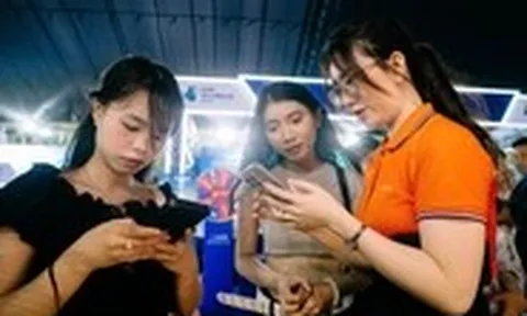 Du khách hào hứng trải nghiệm thanh toán xuyên biên giới tại gian hàng Sacombank