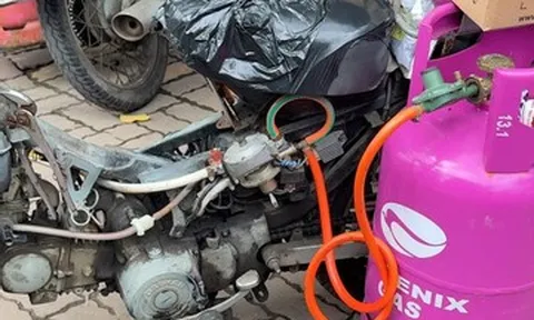 Chủ cửa hàng gas độ chế 2 xe máy chạy bằng gas để giao hàng
