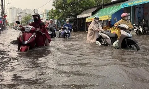 Mưa lớn giờ tan tầm ở TPHCM, nhiều người bất lực dắt xe máy giữa 'biển nước'