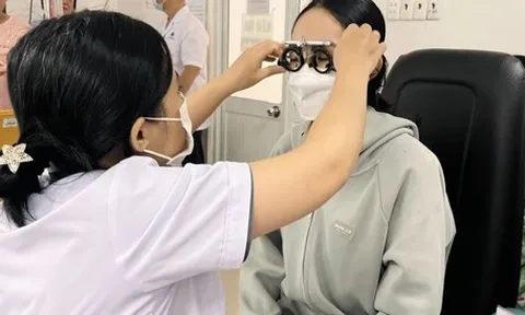 Cận thị học đường tăng vọt, TP.HCM ghi nhận hơn một nửa học sinh mắc tật khúc xạ
