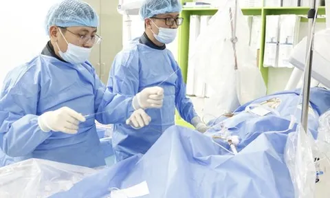 Đang đưa con đi khám, người đàn ông bất ngờ nhồi máu cơ tim và được cấp cứu kịp thời