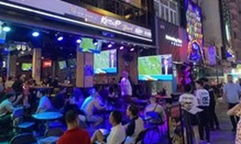 Trắng đêm xem World Cup: Làm thế nào để vui mà vẫn khỏe?