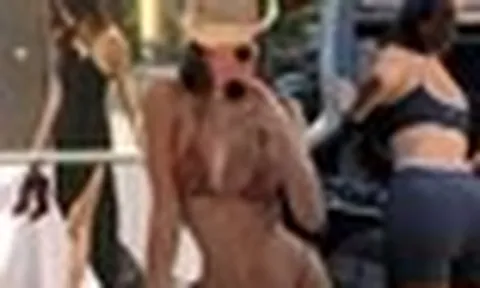 Cơ địa dễ viral: Hot girl 18 tuổi xách dép đẹp động trời, tới tuổi 31 nhắc tên không ai không biết