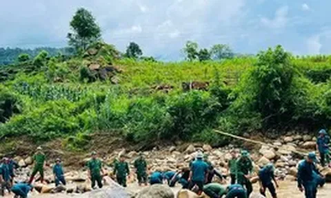 Hàng trăm người xuyên đêm tìm nạn nhân bị lũ cuốn ở Lai Châu