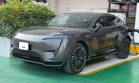 Xe điện lạ trên phố Hà Nội: Dài hơn Palisade, sạc 10 phút đi được 200km
