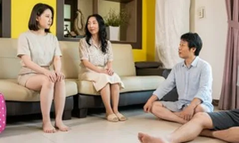 Về ra mắt nhà bạn trai, đang ngồi ăn hoa quả thì chị dâu anh nói một câu khiến tôi đỏ bừng mặt, vội kéo vạt váy xuống