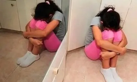 Thấy con gái 8 tuổi liên tục kẹp chặt 2 chân, mẹ liền nổi giận mắng mỏ 1 trận để rồi sau đó hối hận vô cùng