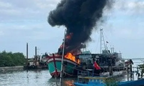 Nổ bình gas, tàu đang neo đậu tại cảng ở xã Cần Giờ phát cháy