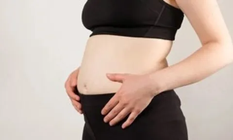 Tưởng béo bụng, người phụ nữ 42 tuổi sốc nặng khi phát hiện thứ "đáng sợ" rải rác trong tử cung
