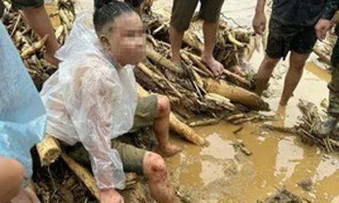 Vừa được cứu khỏi dòng lũ, người đàn ông thất thần tìm vợ và con mất tích