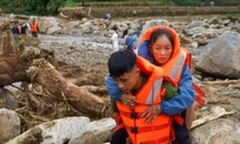 Lai Châu tan hoang sau lũ, hàng trăm hộ dân lại di dời khẩn trong đêm
