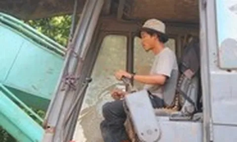 Nghề lái máy tìm nguồn nước đang gặp lúc 'trúng mùa'