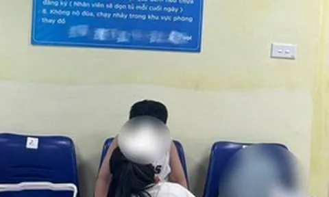 Hình ảnh trong phòng thay đồ khiến 1 bà mẹ "rớt tim" ra ngoài: Người lớn vô tư hay quá dễ dãi?