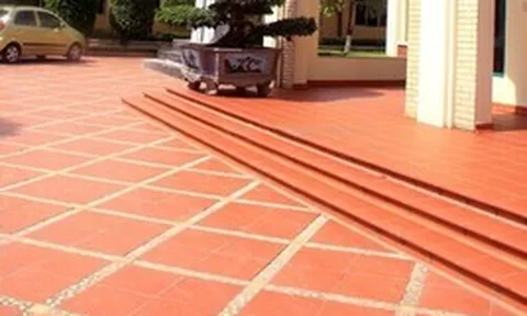 Vì sao ngày càng nhiều gia đình không còn chọn gạch đỏ để lát sân? 2 vật liệu đang dần trở thành xu hướng mới