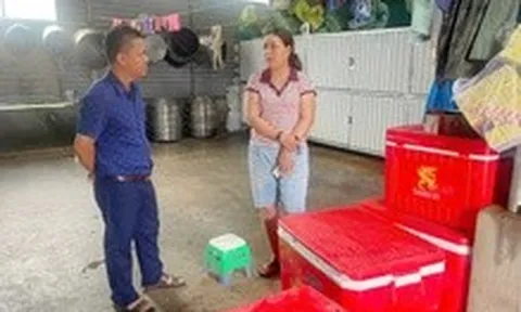 Kiểm tra cơ sở nấu ăn bị tố có dòi trong thức ăn