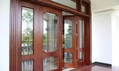 Vì sao ngày càng nhiều gia đình không còn dùng cửa gỗ tự nhiên? 2 vật liệu đang dần trở thành xu hướng mới