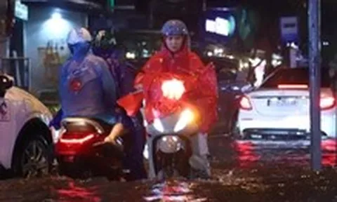 TP.HCM mưa lớn kéo dài, nhiều đường ngập nặng