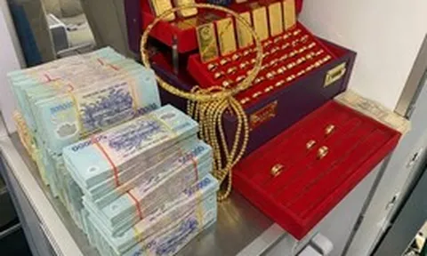 Về quê ngăn bố mẹ cãi nhau, tôi giật mình khi chứng kiến khoảnh khắc bố mở chiếc hộp gỗ ra: Nỗi uất ức 4 năm nghĩ lại mà buồn