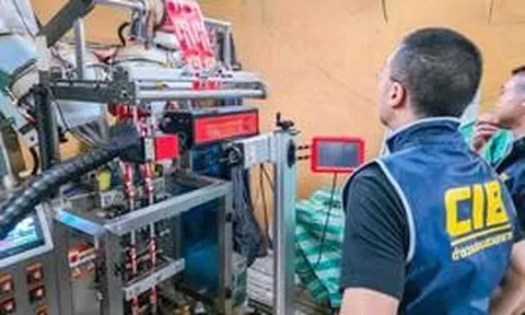 Thái Lan: Một trung tướng chỉ huy cuộc đột kích, tóm gọn đường dây sản xuất bột ngọt và cà phê giả, tịch thu hơn 75.000 sản phẩm sắp bán ra thị trường