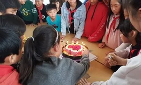 Con trai đi sinh nhật cậu bạn cùng lớp, vì 1 hành động mà ngày hôm sau người mẹ bị hội phụ huynh chặn phương thức liên lạc