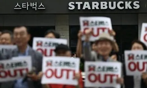 Cảnh sát khám xét trụ sở Starbucks Hàn Quốc vì quảng cáo 'Tank Day'