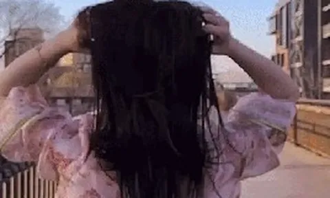 Sao nữ mất 2,7 tỷ vì đầu tư chứng khoán, tuyên bố phá sản và phải sống dựa vào bố mẹ