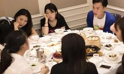 Đi họp lớp ai cũng gọi tôm hùm bào ngư, hóa đơn 72 triệu không sốc bằng “phí chụp ảnh”: Con số trên trời hé lộ sự thật buồn