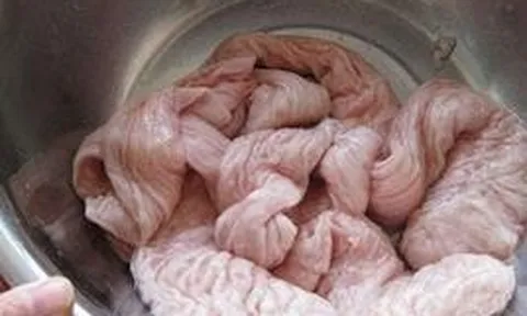 1 loại bột rẻ tiền giúp làm sạch lòng lợn: Xử lý cả lớp nhớt lẫn mùi hôi