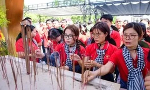 Đoàn cán bộ tuyên giáo, báo chí xuất bản TP.HCM thăm các địa chỉ đỏ, tặng quà ở Quảng Trị