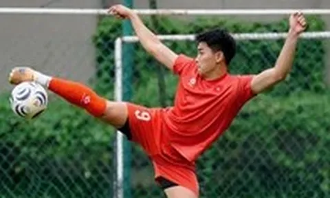 Đội tuyển Việt Nam khẩn trương làm quen mặt cỏ lá gừng ở Malaysia
