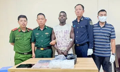 Người đàn ông Nigeria nhận 2kg ma túy đá, 2 bánh heroin để đưa từ TP.HCM ra Hà Nội