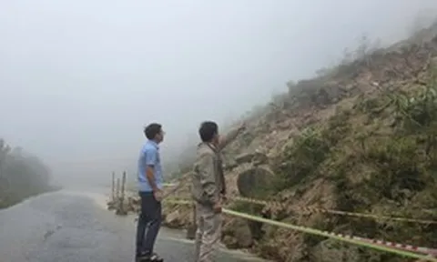 Đất đá tràn xuống tuyến tránh đèo Văn Rơi ở Quảng Ngãi, giao thông chia cắt