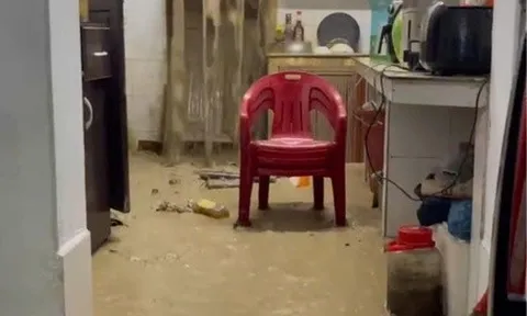 Mưa lớn gây sạt lở, nước tràn vào nhà dân ở Quảng Ninh