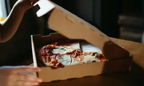 'Đùa' bằng cách mạo danh đặt pizza giao khắp nơi, thanh niên đối mặt 8 năm tù