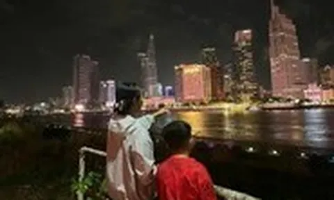 Cha đi làm xa, chỉ có thể hỏi han, động viên nhưng không thể đưa tay sờ trán khi con bệnh
