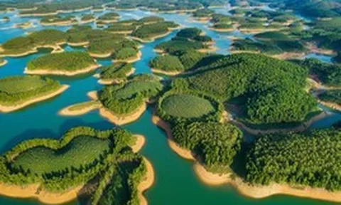 Hồ nhân tạo lớn nhất Việt Nam 23.400ha, sở hữu 1.300 đảo, chứa tới 3,9 tỷ m3 nước tạo nên phong cảnh “sơn thủy hữu tình” ví như “Hạ Long trên núi” được Sun Group nhắm tới